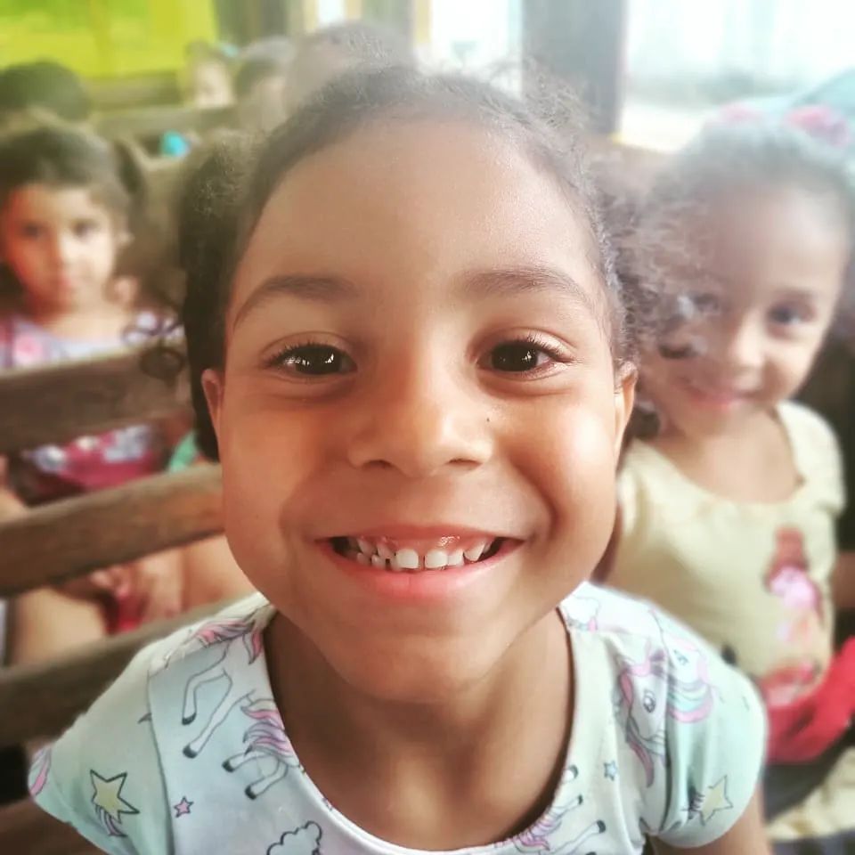 Lavinyah Fernanda, menina que teve perna amputada sorrindo para foto em São José