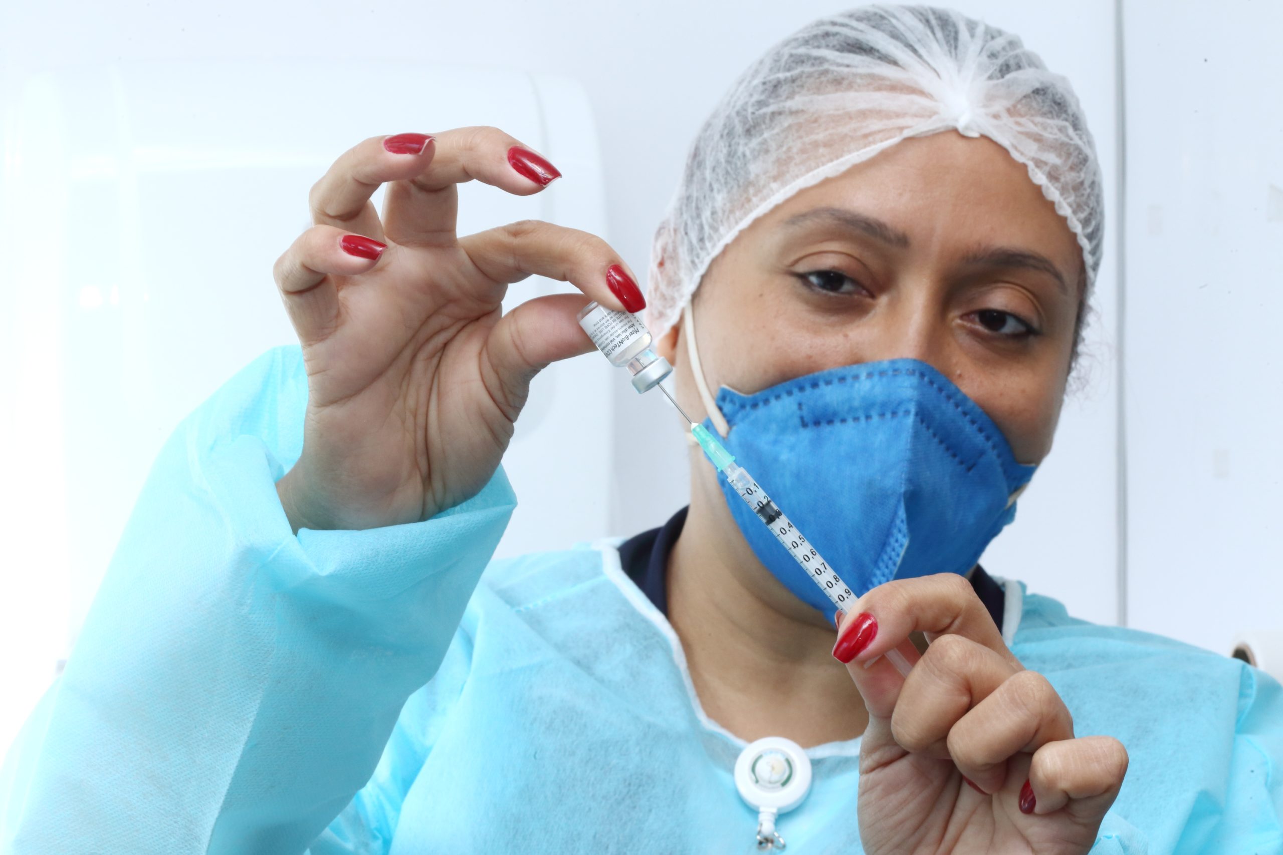Enfermeira segurando vacina e usando seringa. São José vai prorrogar a vacinação contra meningite ACWY