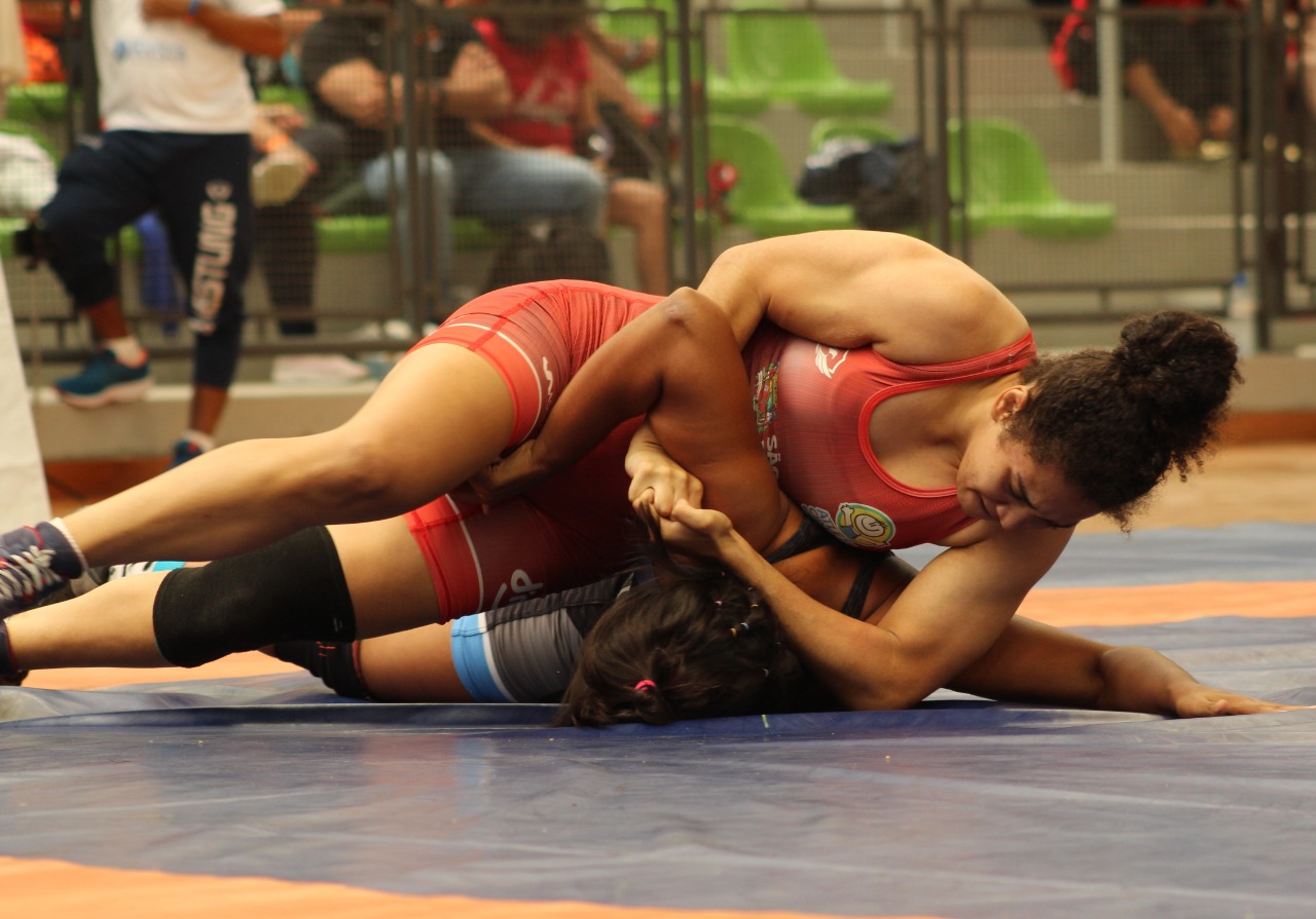 Ana Júlia foi a única mulher brasileira a ganhar medalha no Wrestling no Pan-americano Júnior; a atleta de São José busca fundos para próxima competição