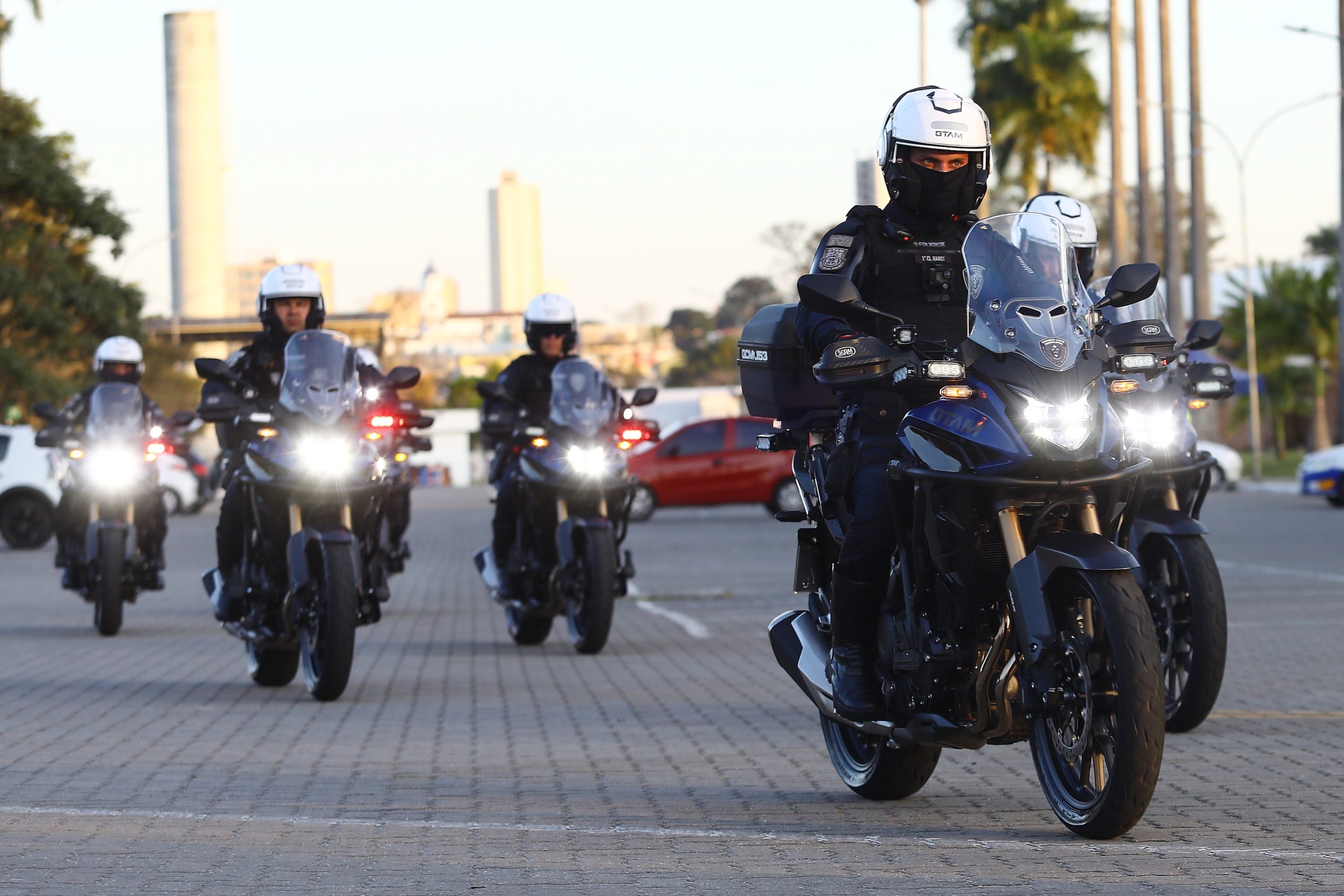 Fila de motocicletas da nova frota da GCM de São José