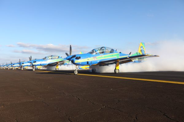 aviões da esquadrilha da fumaça em formação no solo e soltando fumaça