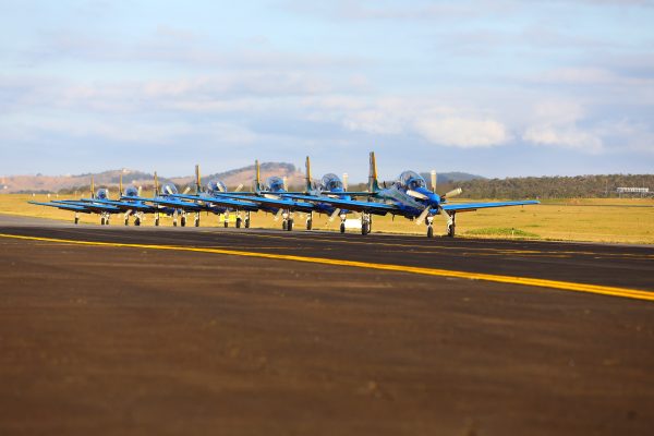 aviões da esquadrilha da fumaça em formação no solo