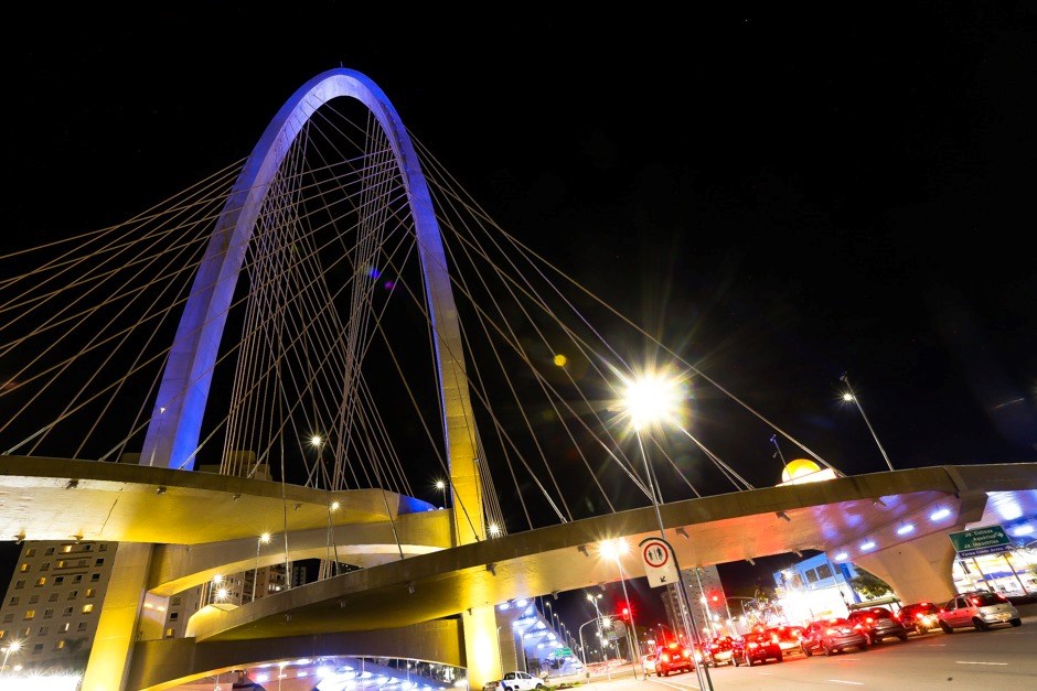 Arco da Inovação iluminado com cores azul e amarelo da bandeira de São josé durante programação de aniversário da cidade