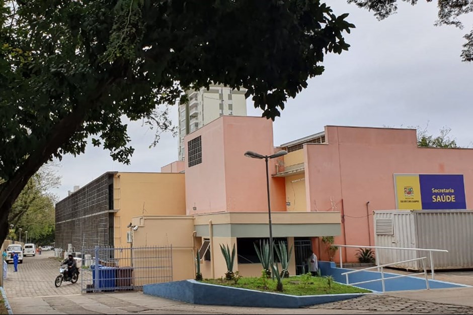 Fachada do prédio laranja da Secretaria da Saúde de São José, que está com inscrições para concurso público abertas