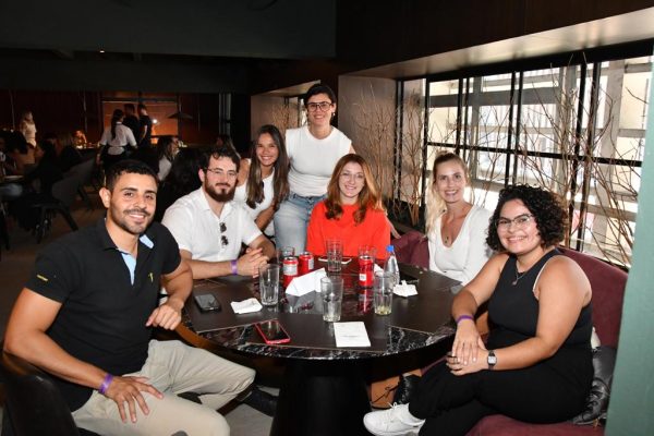 Grupo de arquitetos almoçando