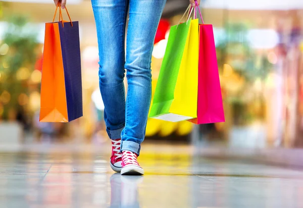 Mulher andando com bolsas de compra no CenterVale Shopping na Sale Week