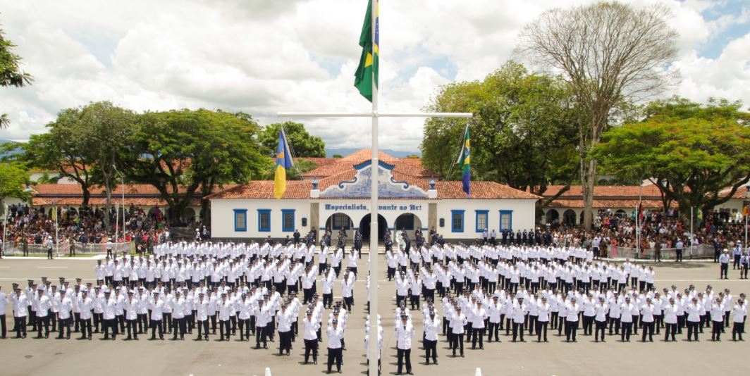 especialistas militares da aaeronáutica em formação durante formatura na eear em guaratinguetá