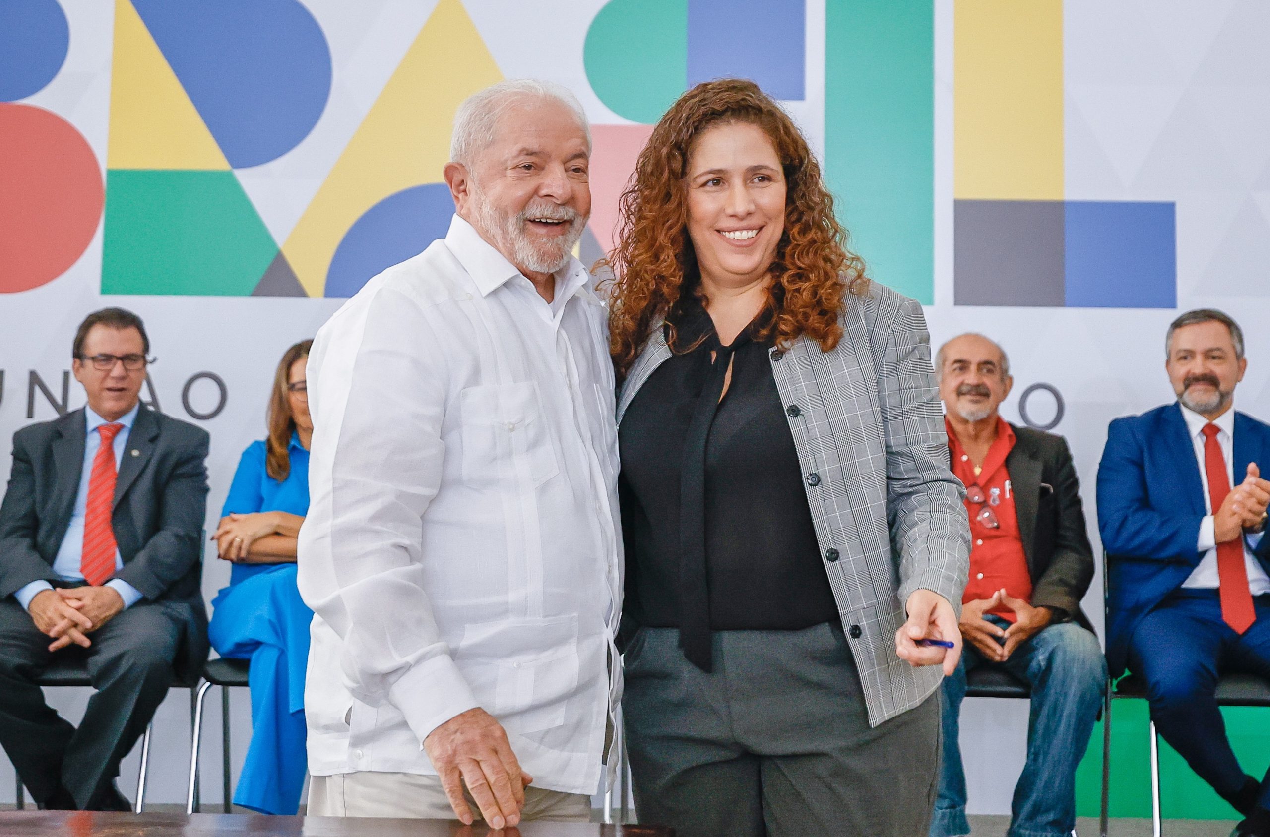 presidente lula ao lado da ministra de gestão, esther dweck, posando para foto