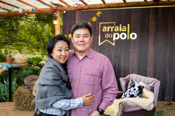 Casal no arraiá do Polo Vale Decor