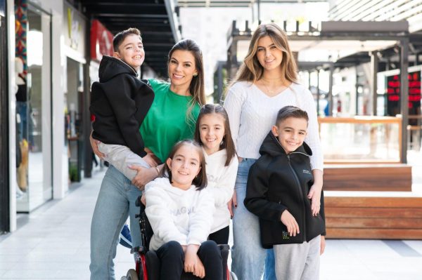 Mãe e filhos no Pátio Villa Branca
