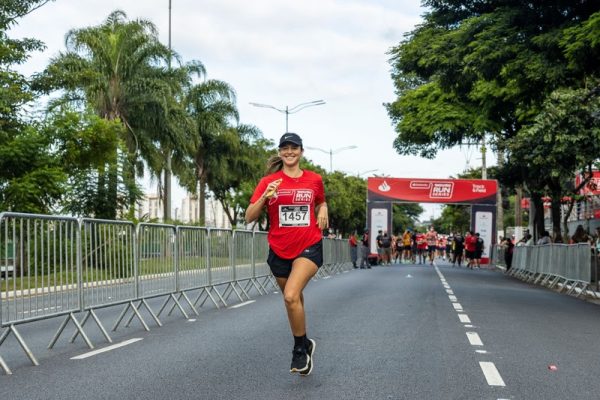 Mulher correndo na Santander Track&Field Run