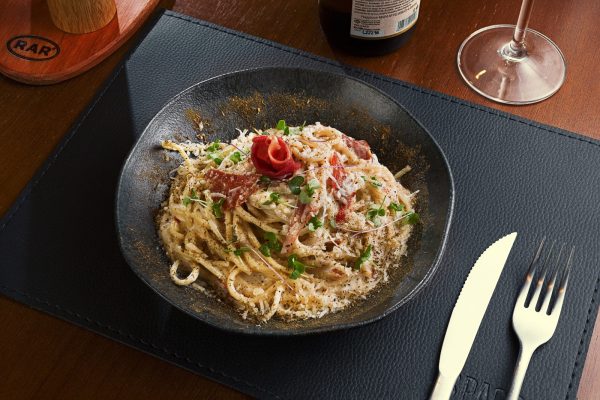 Spaghetti de Jámon, spaghetti ao molho bechamel com Jámon Serrano RAR no Spaccio RAR