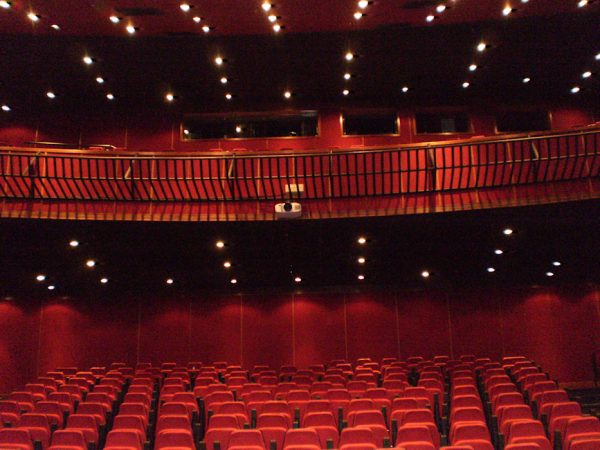 Teatro Colinas com poltronas vermelhas pronto para o Festival de Férias