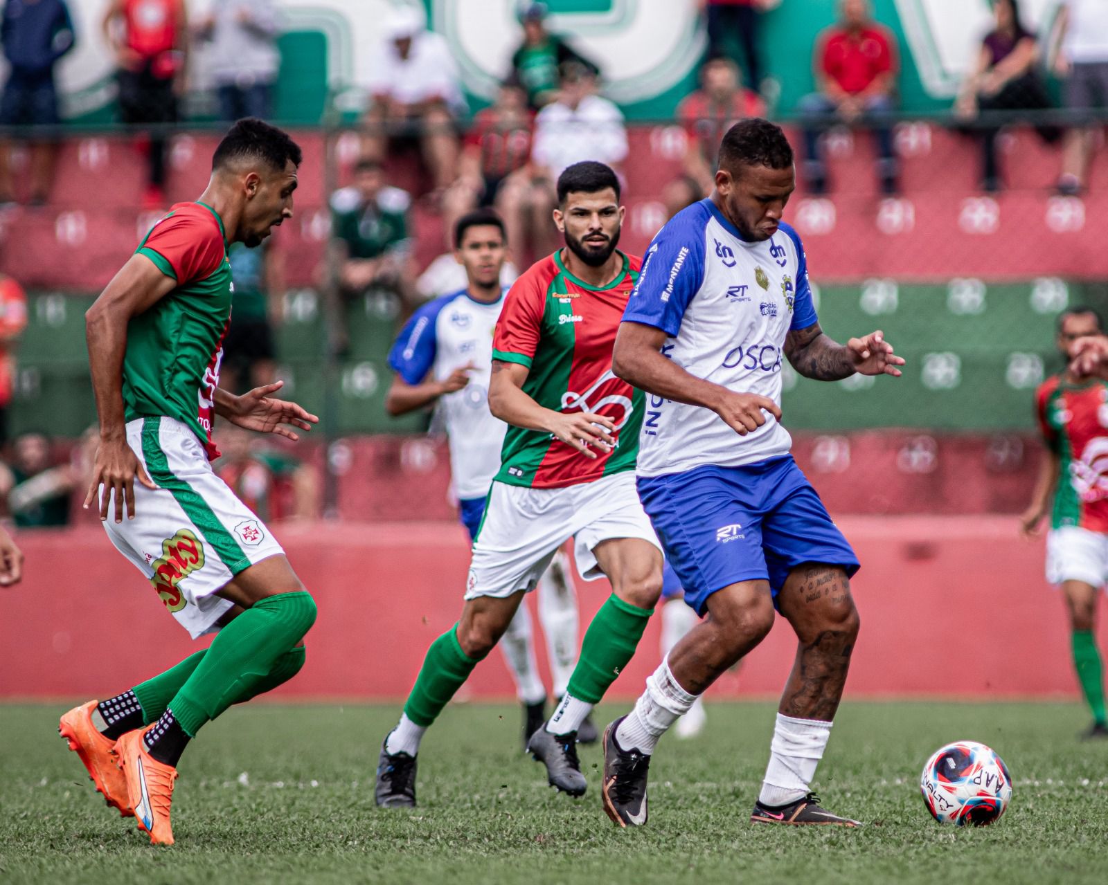 jogadores de são josé e portuguesa santista em partida pela copa paulista neste domingo