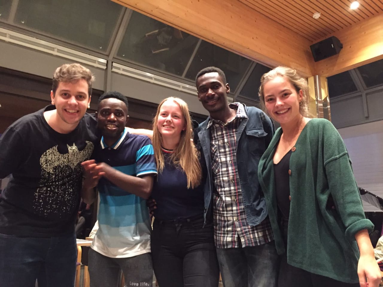 Guilherme ao lado dos músicos Darius e Ivo, do Malawi, e Ruth e Hannah, da Noruega em 2018