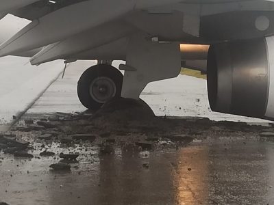 trens de pouso da aeronave cheios de terra e aparentemente danificados após avião derrapar no aeroporto de florianópolis