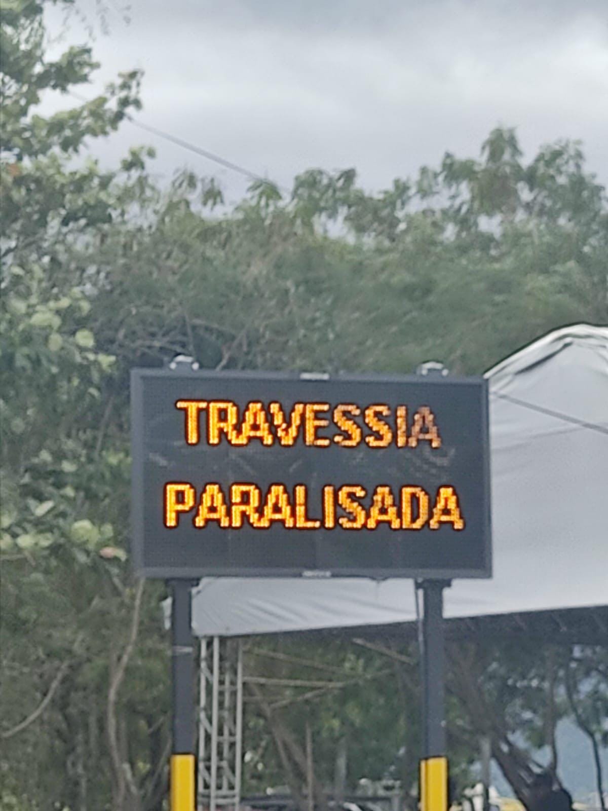 Placa indicando paralisação de travessia de balsa entre Ilhabela e São Sebastião