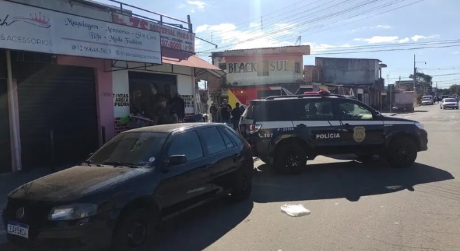 Carro da Polícia Civil durante operação contra tráfico de drogas no Campo dos Alemães em São José dos Campos