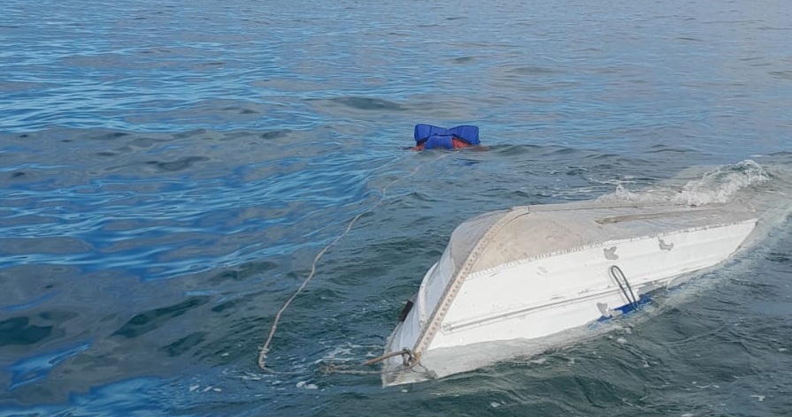 Barco que virou em Ubatuba virado no mar