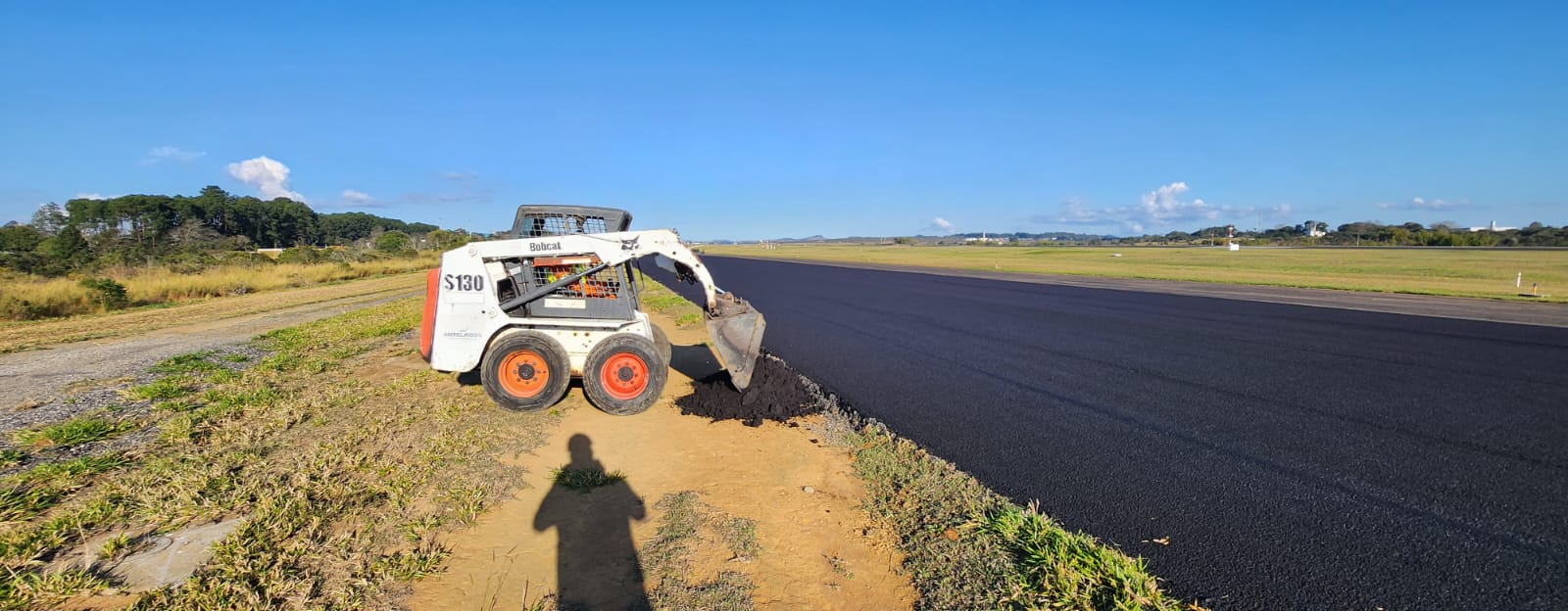 Pavimento de aeroporto em São José em obras, realizado por meio de máquina