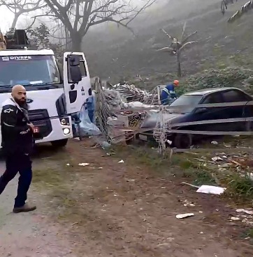 Agentes da prefeitura removendo materiais de reciclagem no Banhado com caminhão e presença da Guarda Civil