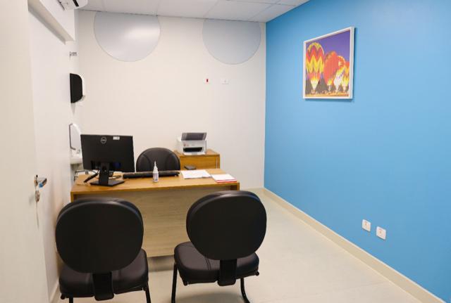 Sala de consulta médica da Clínica Oriente, nova unidade da Santa Casa em São José