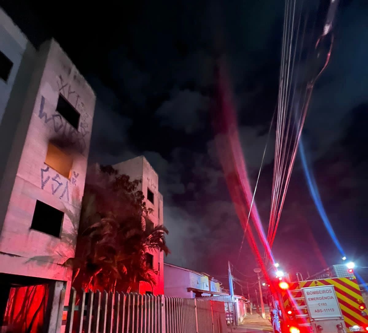 Prédio abandonado atingido por incêndio na zona norte de São José dos Campos