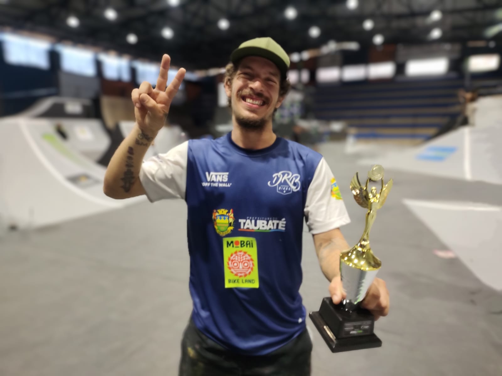 cauan madona segurando troféu em campeonato de bmx