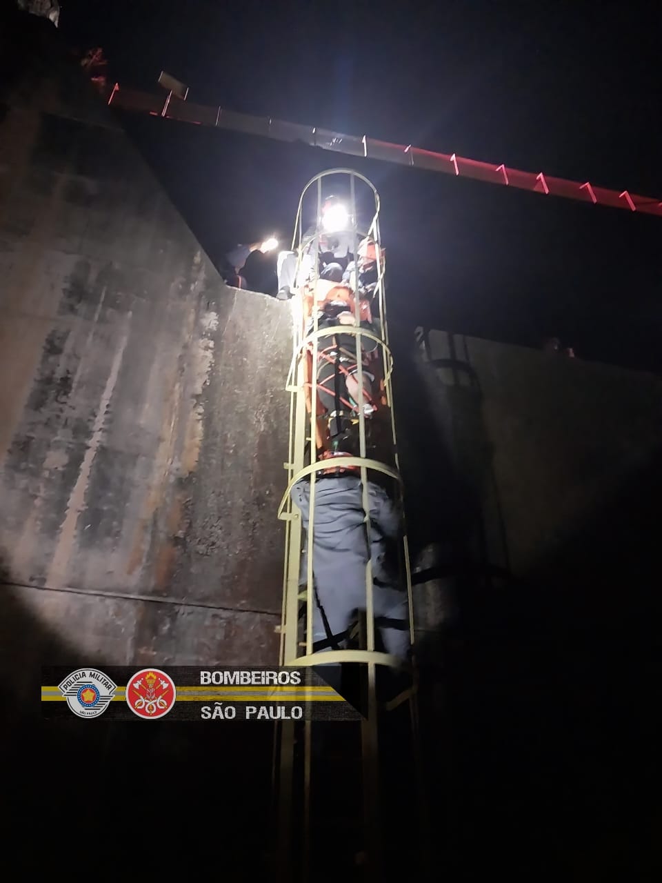 Skatista sendo socorrido na represa de Paraibuna pelo Corpo de Bombeiros