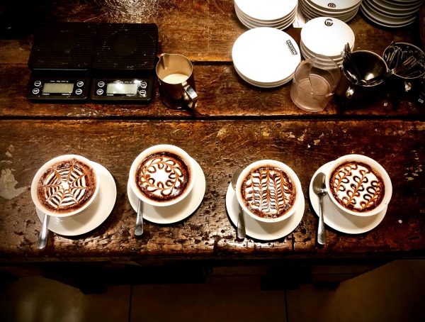 xícaras de chocolate quente no café baristas em sjc