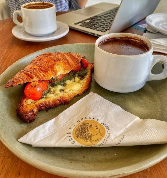 croissant com chocolate quente do café du consul em sjc