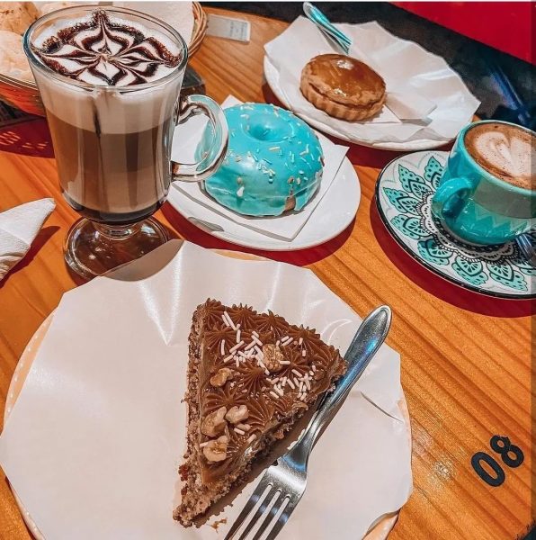 torta, doces e chocolate quente da cafeteria são bento em sjc