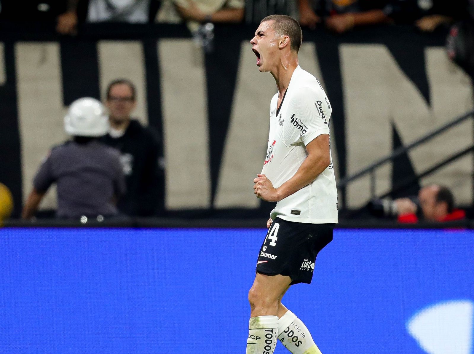 gabriel moscardo, taubateano do corinthians, em comemoração no gramado
