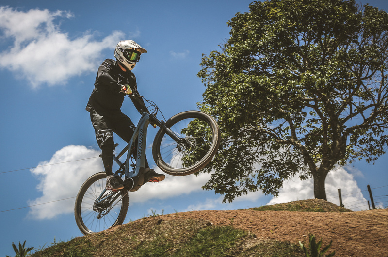 Ciclista empinando bike em pista. São José dos Campos recebe o Campeonato Brasileiro de Mountain Bike Cross Country.