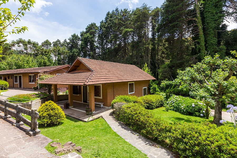 Casa com cercado e vegetação baixa