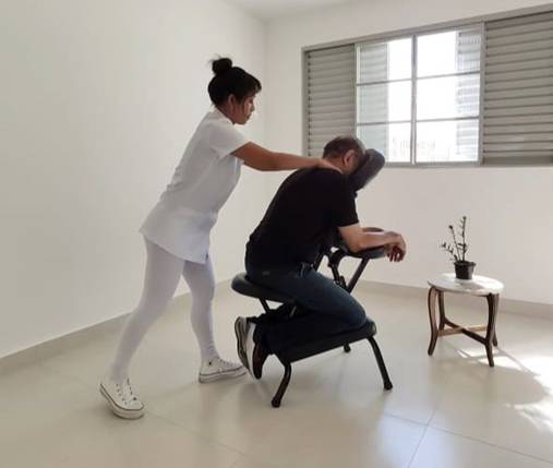 Sessão de massoterapia em SJC, realizada pela profissional Joana Darc