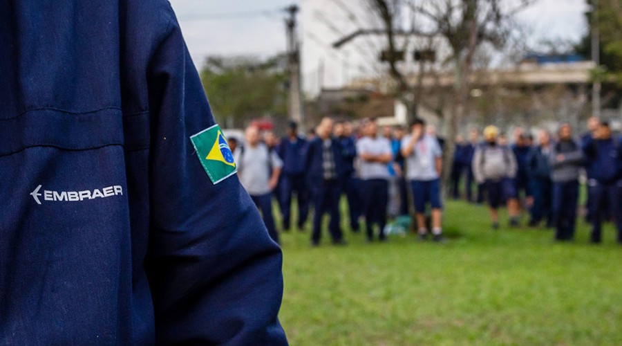 Funcionários da Embraer, que receberão indenizaçãoreunidos de uniforme
