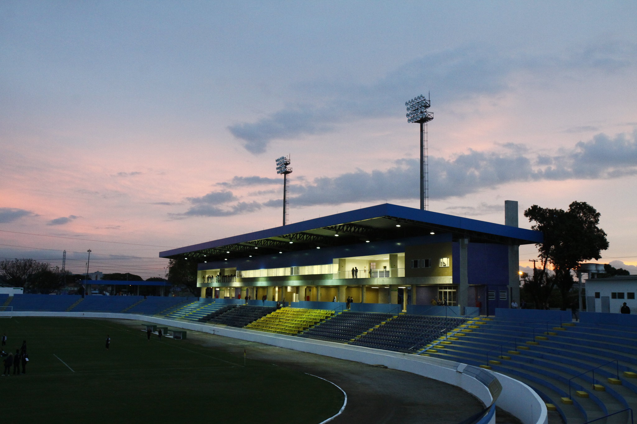 estádio martins pereira à noite