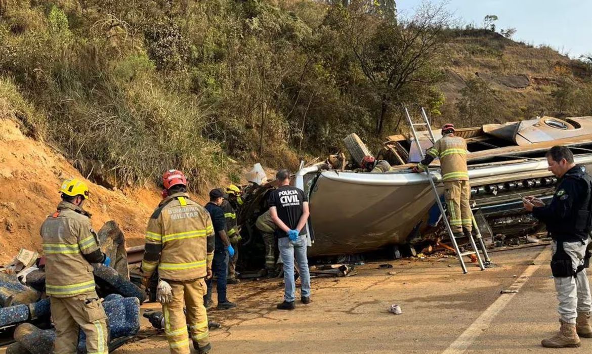 ônibus tombado no acostamento da rodovia completamente destruído após acidente com torcedores do Corinthians; motorista ficou em estado grave