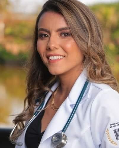 Médica de Guaratinguetá encontrada morta sorrindo para foto vestida de jaleco com estetoscópio no pescoço