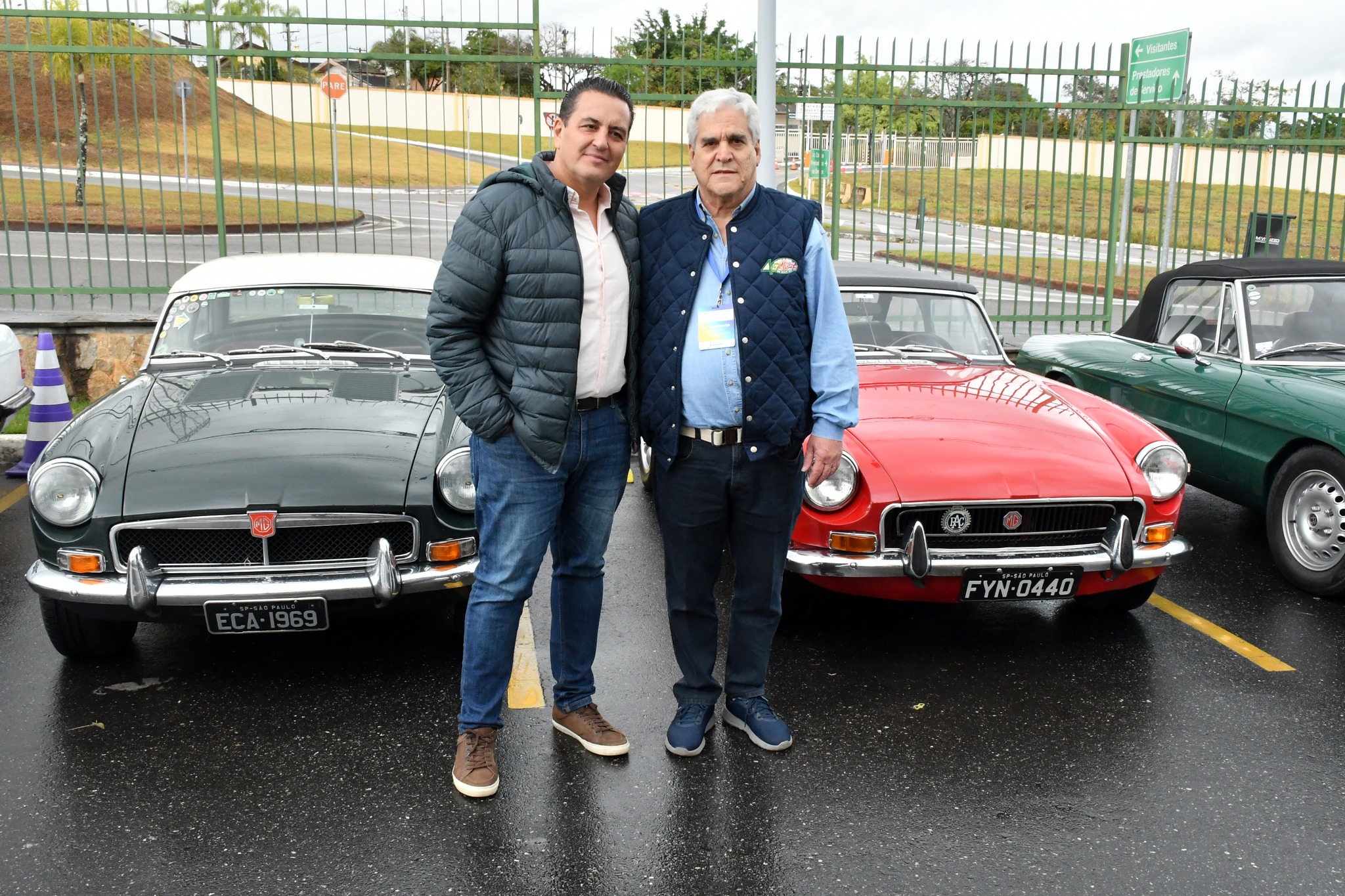 Mauricio Guisard e Fernando Pimentel, durante evento de carros com o Destination SJC