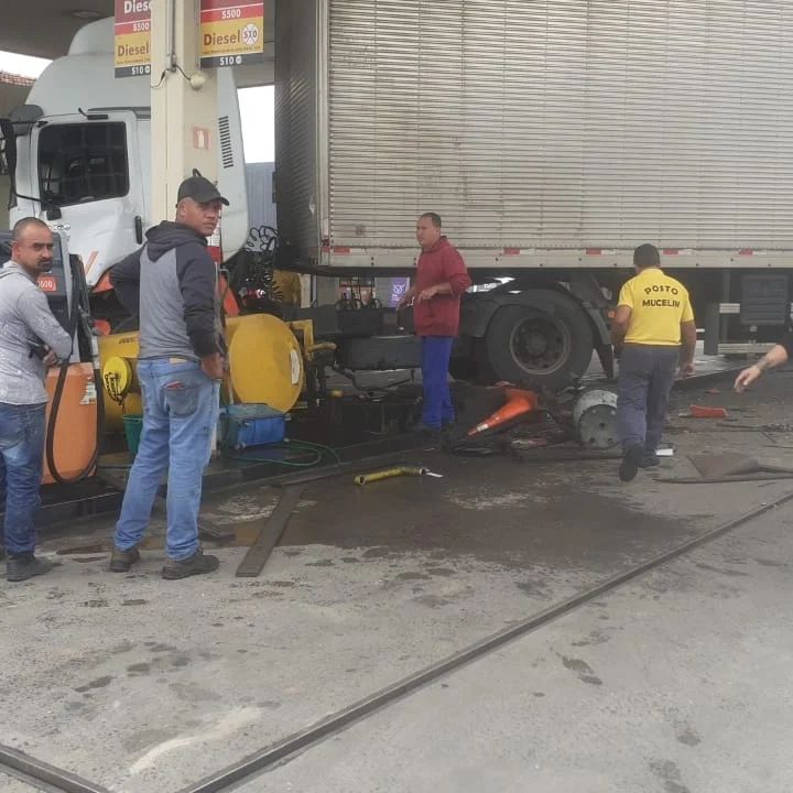 Imagem mostra carreta após bater em bomba de combustível em posto de Guaratinguetá
