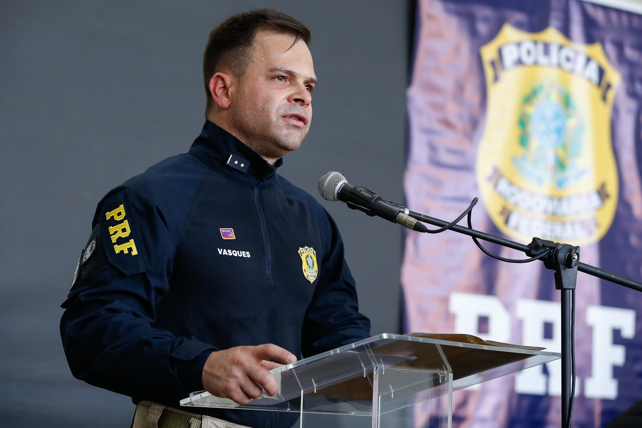silvinei vasques, ex-diretor-geral da prf, fardado discursando em palanque.