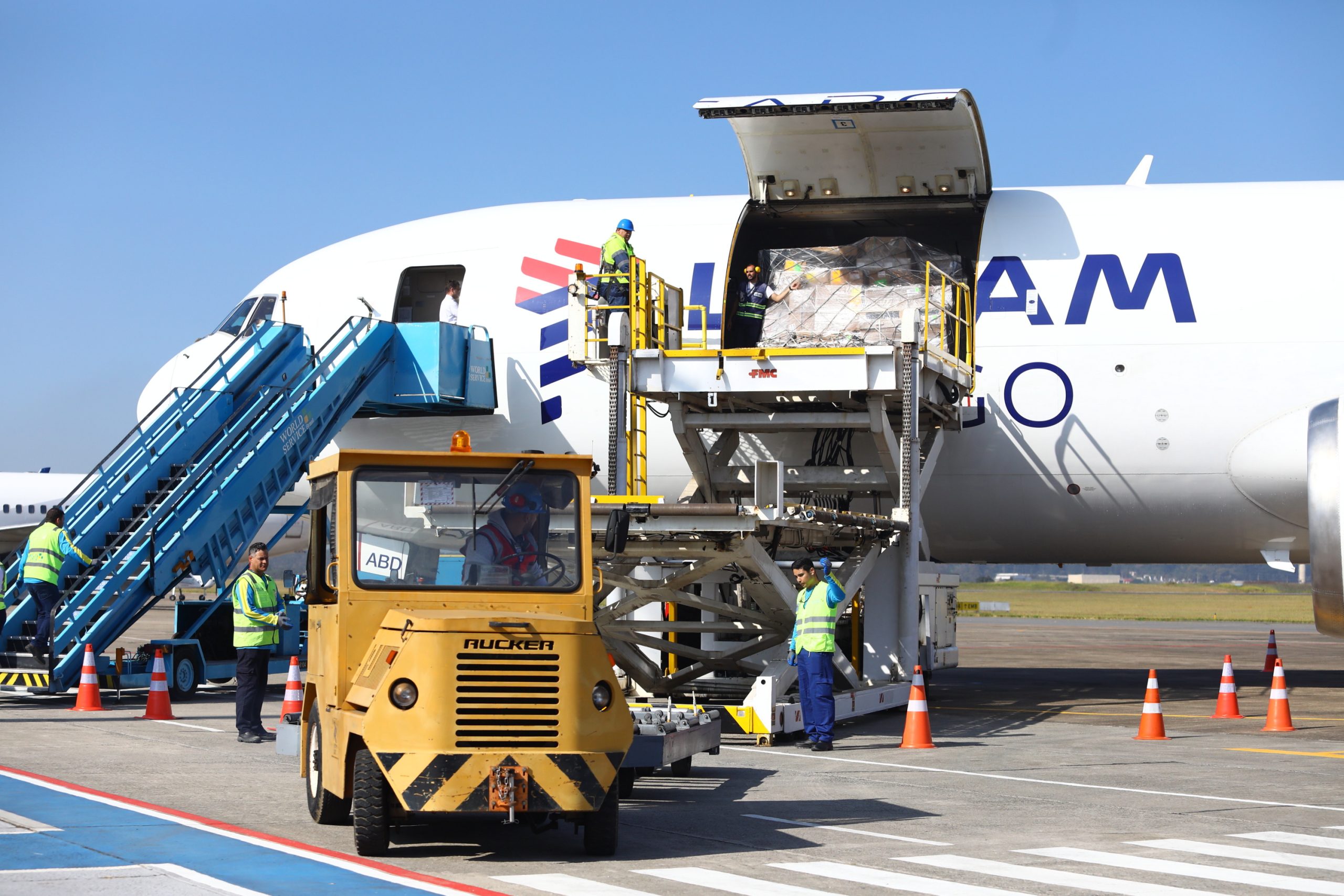 Voo de carga de exportação desembarcando cargas no aeroporto de São José