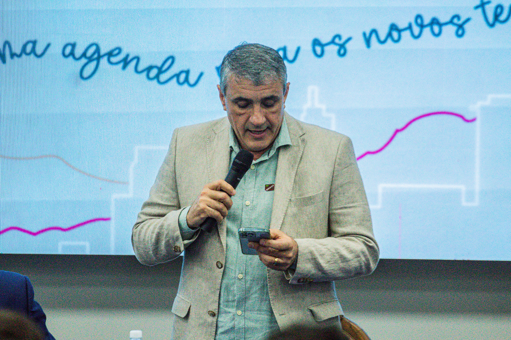 prefeito josé saud em discurso com celular na mão