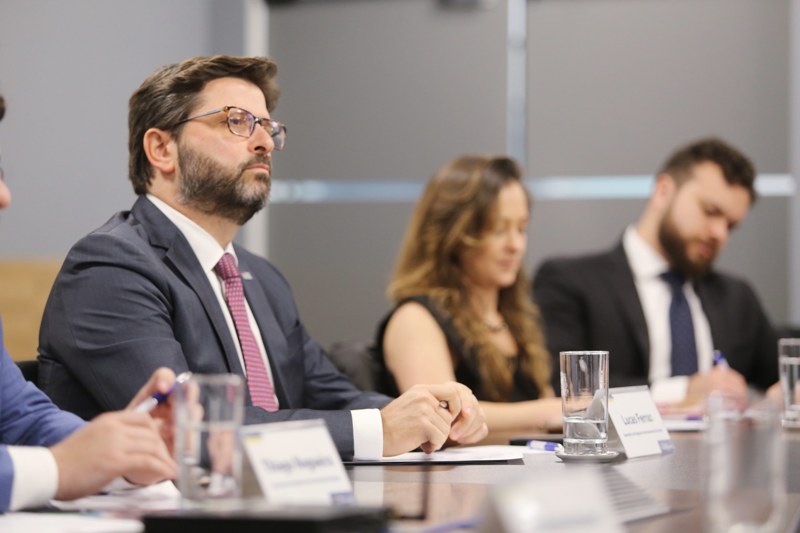 Lucas Ferraz, secretário de Estado de Negócios Internacionais, sentado durante reunião sobre investimento em São José