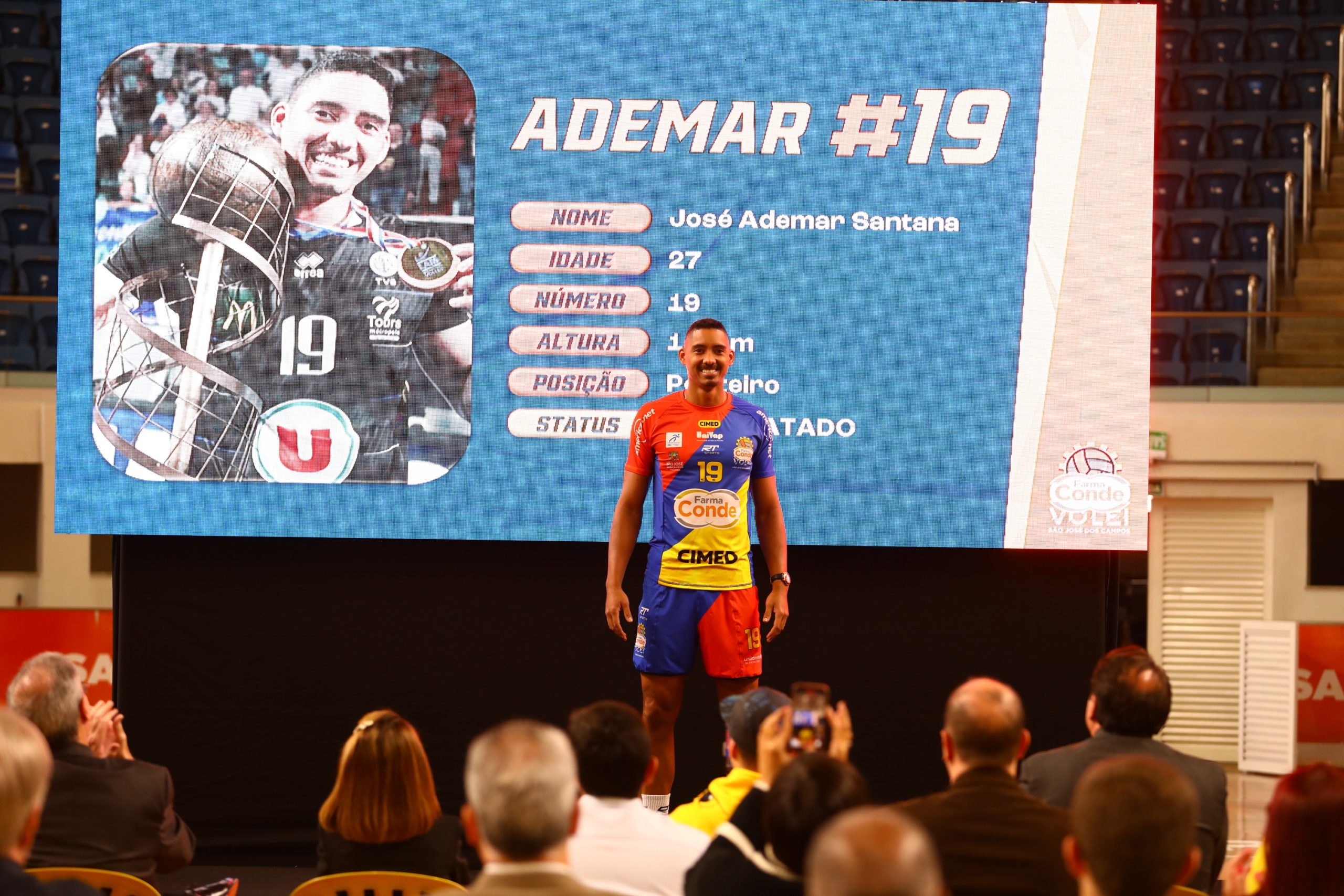 Ademar, novo ponteiro do São José Vôlei, durante evento de apresentação