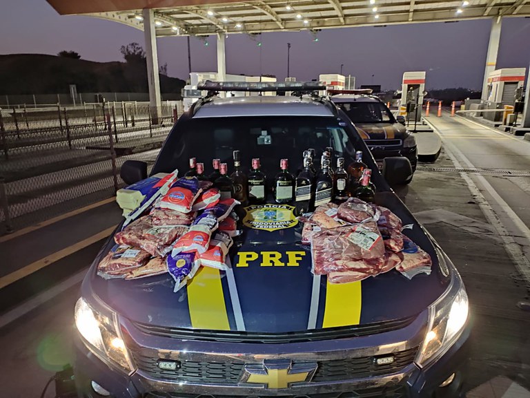 Produtos que foram roubados pela quadrilha em supermercados de São José e Jacareí dispostos em cima de carro da PRF