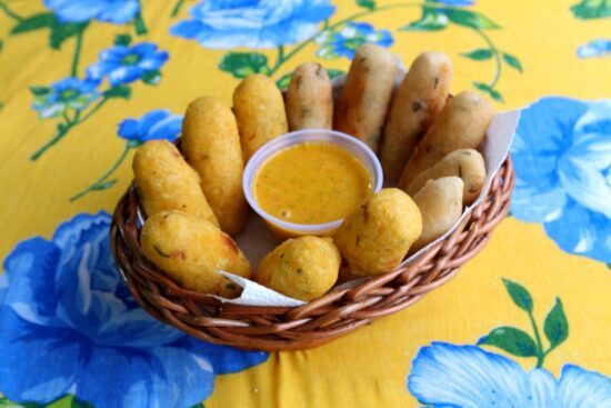 bolinhos caipira em cesta