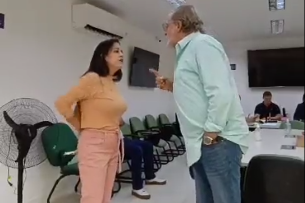 Prefeito e vereadora de Ilhabela discutindo em pé
